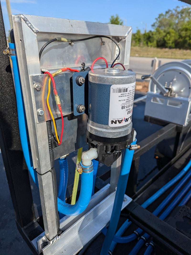 Proportioner assembly and quick-connect hoses included in Dominator kit
